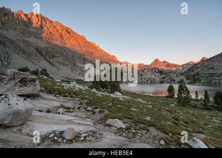 Sonnenuntergang am Evvolution See, Kings Canyon Nationalpark, Kalifornien, Vereinigte Staaten von Amerika, Nordamerika Stockfoto