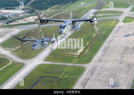 HURLBURT FIELD, Florida - zwei CV-22 Fischadler aus der 8. Special Operations Squadron Hurlburt Field, Florida, 20. Aug. überfliegen. Die CV-22 ist ausgestattet mit integrierten Bedrohung Gegenmaßnahmen, Gelände-Folgendes Radar, zukunftsweisenden Infrarot-Sensoren und andere moderne Avionik-Systeme, die damit arbeiten können niedrige Höhen, widrige Wetterbedingungen und mittlere bis hohe Bedrohung Umgebungen.  Senior Airman Julianne Showalter) Stockfoto