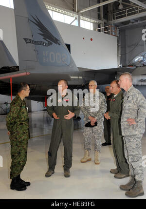 Oregon Air National Guard Oberstleutnant Paul Fitzgerald, Flugkapitän Wartung für Oregon Air National Guard 142. Fighter Wing beschreibt die Funktionen der f-15 Flugzeuge und Mission mit Generalmajor Mitsuru Nodomi, Japans Defense Attaché in die USA an der Portland Air National Guard Base, Portland, Oregon/USA, am 18. Mai 2011.  Nodomi Besuch der Oregon National Guard und Einrichtungen im ganzen Land bereisen. Er bedankte sich die seines Landes für die Freundschaft und Unterstützung von Nachbarn über den Pazifik. (Techn. Sgt. John Hughel, 142. FW Public Affairs) Stockfoto