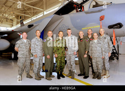 Generalmajor Mitsuru Nodomi, Japans Defense Attaché in die USA und Major General Raymond F. Rees, Generaladjutant, Oregon-Pause für ein Gruppenfoto vor einem f-15 mit Mitgliedern des Oregon Air National Guard 142. Fighter Wing, Portland Air National Guard Base, 18. Mai 2011.  Nodomi Besuch der Oregon National Guard und Einrichtungen im ganzen Land bereisen. Er bedankte sich die seines Landes für die Freundschaft und Unterstützung von Nachbarn über den Pazifik. (Von links nach rechts: Lieutenant Colonel Stuart Mathew, Oberst Michael Bieniewicz, Generalmajor Nodomi, techn. Sgt. Jeremiah Cogar, Major General St Stockfoto