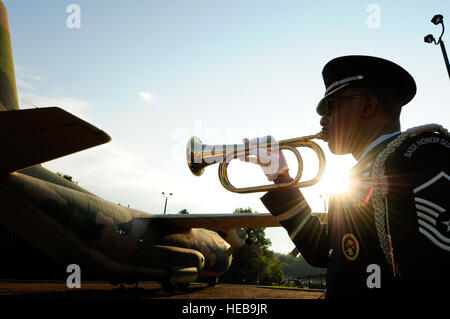 Master Sergeant Brian Adams, spielt von der 145. Kraft Support Squadron, Hähne zu Ehren die Leben verloren 15 Jahren am 11. September 2001, während eine Gedenkveranstaltung an der North Carolina Air National Guard Base, N.C., 11. September 2016. Das Lied ist ein Trompetensignal, das traditionell in der Dämmerung, Zeremonien und militärischen Begräbnissen gespielt; Während dieser Zeremonie wurde Hähne gespielt, um das Leben zu Ehren, die verloren gingen. (U.S. Air National Guard Foto/Staff Sgt. Julianne M. Showalter) Stockfoto