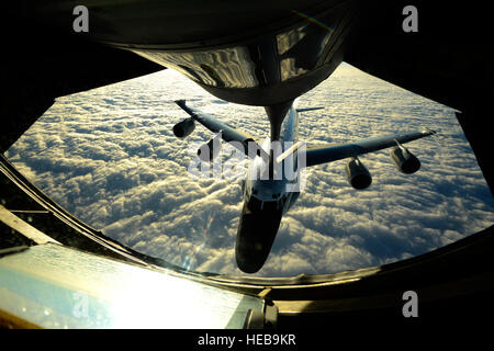 Eine US Luftwaffe KC-135 Stratotanker aus der 909th Air Refueling Squadron tankt ein US Air Force RC-135W Rivet Joint Aufklärungsflugzeug aus der 82. Intelligenz-Geschwader in der Nähe von Okinawa, Japan, 24. Dezember 2014. Die 909th ARS ist ein wesentlicher Bestandteil für die Luft-Betankung aus einer Vielzahl von Flugzeugen von Kampfjets bis hin zu Frachtflugzeugen aus verschiedenen Diensten und Nationen in der Region. Die 909th ARS und 82. IS sind in Kadena Air Base, Japan stationiert.  Senior Airman Maeson L. Elleman) Stockfoto