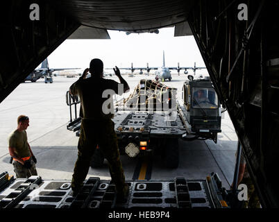 Master Sergeant Maurice Shivers, 746th Expeditionary Airlift Squadron Loadmaster Marschälle ein K-Loader-Fahrzeug bei der Vorbereitung von Ladehilfsmitteln in einer c-130 Hercules 28. Juni 2016, auf der Al Udeid Air Base, Katar. Insgesamt 147 Flieger aus der 914th Airlift Wing aus Niagara Falls Air Reserve Station, N.Y., sind hier unter 746 h EAS und 746th Expeditionary Aircraft-Wartungseinheit c-130 Kampfeinsätze zur Unterstützung Betrieb innewohnende lösen und Operation Freedom Sentinel Ausführung eingesetzt. Senior Airman Janelle Patiño Stockfoto