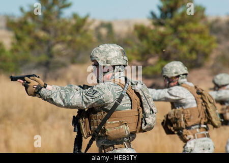 Mitglieder des 91. Security Forces Gruppe Global Strike Challenge Teams Feuer ihrer M9 Pistolen während der Waffen-schießen-Veranstaltung bei der GSC 2014 auf Lager Guernsey, Wyoming, 24. September 2014. Die Sicherheit Kräfte Teil der Herausforderung war in drei verschiedenen Ereignissen aufgeteilt: Taktiken, Waffen abfeuern und die geistige und körperliche Herausforderung. Senior Airman Bretagne Y. Bateman) Stockfoto