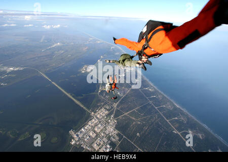 Amerikanischen und kanadischen Pararescue Jumper starten in die Luft als Teil einer internationalen Such- und Rettungsaktionen Übung Jan. 5 über Cape Canaveral Air Station, Florida Air Force Reserve Command PJs aus der 920th Rescue Wing auf Patrick Air Force Base, Florida, beteiligte sich mit kanadischen Rettungskräfte aus dem 435. Luftverkehr und Rescue Squadron mit Sitz in Winnipeg, Manitoba. "Arbeiten mit dem Kanadier hat uns die Möglichkeit zum Austausch von unschätzbarem Wert Verfahren und Techniken zur Rettung Schulung und Implementierung, gegeben", sagte Oberstleutnant Dan Byers, Koordinator der Bewegung und ein HC-130-Pilot mit dem 39. Stockfoto