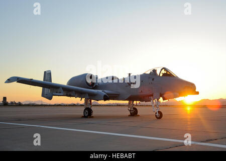 Eine A - 10C Thunderbolt II sitzt auf der Flightline an Davis-Monthan Air Force Base, Arizona, 24. April 2015. Die a-10 Kombination von großen und vielfältigen Ordnance Last, lange bummeln Zeit, präzise Waffen Lieferung, karge Gebiet Fähigkeit und Überlebensfähigkeit von unschätzbarem Wert für die USA und ihre Verbündeten bewährt. Das Flugzeug nahm an den Operationen Desert Storm, Southern Watch, Provide Comfort, Wüstenfuchs, Noble Anvil, Deny Flight, absichtliche Guard, Allied Force, Enduring Freedom und Iraqi Freedom.  Senior Airman Chris Massey Stockfoto