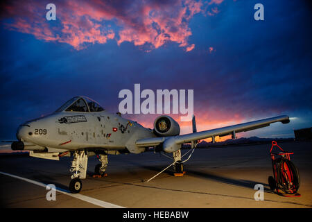 Eine A - 10C Thunderbolt II sitzt auf der Flightline an Davis-Monthan Air Force Base, Arizona, 25. April 2015. Die a-10 Kombination von großen und vielfältigen Ordnance Last, lange bummeln Zeit, präzise Waffen Lieferung, karge Gebiet Fähigkeit, und Überlebensfähigkeit von unschätzbarem Wert für die USA und ihre Verbündeten bewährt. Das Flugzeug nahm an den Operationen Desert Storm, Southern Watch, Provide Comfort, Wüstenfuchs, Noble Anvil, Deny Flight, absichtliche Guard, Allied Force, Enduring Freedom und Iraqi Freedom.  Staff Sgt Angela Ruiz Stockfoto