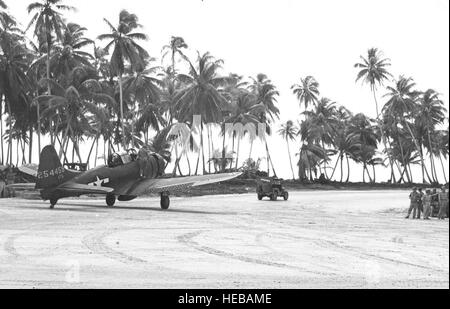 Douglas A-24 b-5-DT (S/N 42-54459) von den 531st Fighter Squadron taxis am 13. Dezember 1943. Dies war die erste A-24 b auf Makin in der Gilbert-Insel-Kette kommen. (Foto der US Air Force) Stockfoto