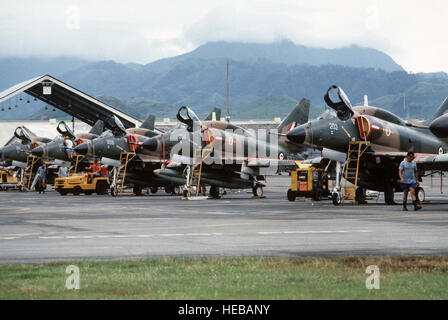 A - 4K Skyhawk Flugzeuge der 75. Squadron, Royal New Zealand Air Force, werden während der Übung zu bewältigen THUNDER 84-7 auf dem Flug Linie bedient. Stockfoto