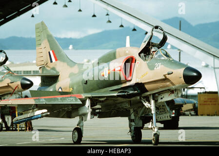 Einen rechten vorderen Blick auf ein A - 4K Skyhawk-Flugzeug von der Royal New Zealand Air Force 75. Squadron auf der Flightline während der Air combat Trainingsübung bewältigen THUNDER 83-1. Stockfoto