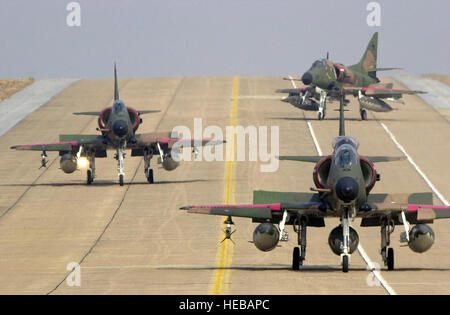 Drei Flugzeuge der Republic of Singapore Air Force A-4SU Skyhawk taxi auf der Flightline in Korat AB, Thailand, während der Übung zu bewältigen TIGER ' 02. Cope-Tiger ist eine jährliche, multinationale Übung in der Asien-Pazifik-Region die engere Beziehungen fördert und ermöglicht Luftstreitkräften in der Region Luft Kampffähigkeiten und Praxis Interoperabilität mit US-Truppen zu schärfen. Stockfoto