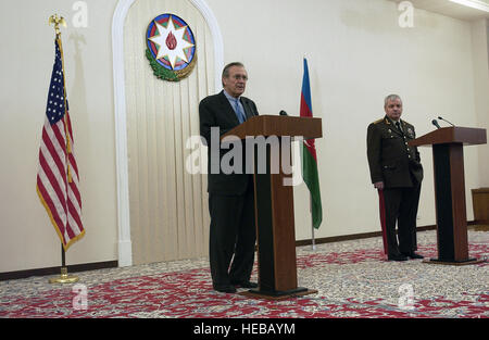 Treffen Sie die Honorable Donald H. Rumsfeld (links), US-Verteidigungsminister und Aserbaidschanisch, Verteidigungsminister Safar Abiyev (rechts), mit Journalisten während einer gemeinsamen Pressekonferenz in Baku, Aserbaidschan am 3. Dezember 2003.  (Techn. Sgt Andy Dunaway, US Air Force) (Freigegeben) Stockfoto