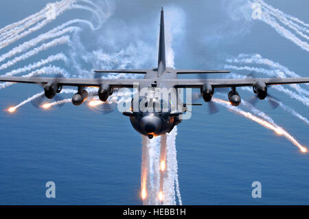 Eine AC - 130H Gunship aus dem 16. Special Operations Squadron, Hurlburt Field, Florida, überwundene Fackeln als eine Infrarot-Gegenmaßnahme beim Multi-Gunship Bildung Egress Training am 24. August 2007.  Senior Airman Julianne Showalter)) Stockfoto