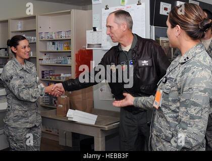 US Air Force Airman 1st Class Carmela Boss, 366. Medical Support Squadron Pharmazeutisch technische Assistentin (rechts), trifft General Mike Hostage, Kommandeur des Air Combat Command, Kathy Hostage, und Chief Master Sgt. Richard Parsons, ACC command Chief Master Sergeant, bei einem Rundgang durch das Mountain Home Air Force Base Hospital 11. Oktober 2012. Die ACC-Führer besucht mehrere Staffeln und Budget Bedenken. Stockfoto