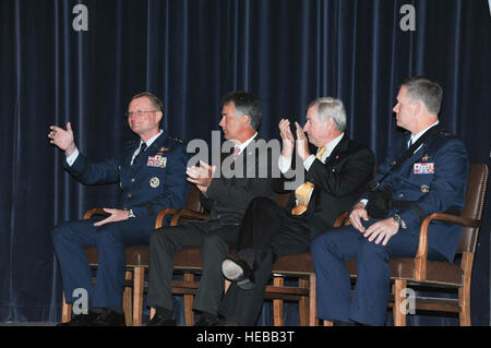 Das Air Command and Staff College hält die Öffnung Zeremonie für Klasse AY13 am 8. August 2012, an Maxwell AFB, Alabama Auf der Seite für die Eröffnungsfeier (von links nach rechts) Generalleutnant David Fadok, Präsident und Kommandant der Air University, Mr Bill Gillespie, der ehrenvolle Bürgermeister von Prattville, Ala., Mr Todd Strange, der ehrenvolle Bürgermeister von Montgomery, Alabama, und Major General Stephen Denker, Kommandant, Air Command and Staff College. (Bud Hancock) Stockfoto