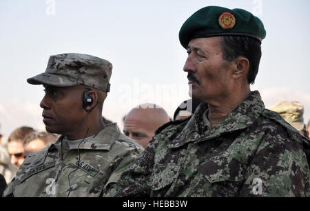 (Links nach rechts) US Army Colonel Carter Oates hören, NATO Training Mission - Afghanistan (NTM-A) senior Advisor für die afghanische Polizei zur Verbrechensbekämpfung, Afghan National Army (ANA) Major General Marjan Shuja, kombiniert gemeinsame Interagency Task Force 435 (CJIATF 435) afghanische Kommandant, und als U.S. Navy Rear Admiral James Crawford, Herrschaft des Gesetzes Field Force - Afghanistan (ROLFF-A), Adressen Teilnehmer bei der offiziellen Eröffnungszeremonie für Afghanistan kriminelle Techniken Akademie (ACTA) und Labor , Parwan Provinz, Afghanistan, 29. November 2011. Die Akademie wird der Grundstein für die afghanischen forensische Trai Stockfoto