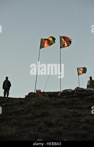 Afghanischen Grenzpolizisten patrouillieren, einen Hügel in die Wam-Tal, Provinz Kandahar, Afghanistan, 22. Dezember 2009. Die Mission der afghanischen Grenzpolizei ist zur Sicherung der Grenzen von Afghanistan von Infiltration und illegale Einreise von Personen und den Schmuggel von Schmuggelware.  Techn. Sgt Efren Lopez) Stockfoto