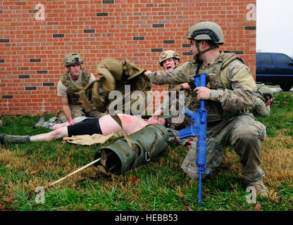 Explosive Ordnance Flieger behandeln eine simulierte saugende Brust gewickelt während einer Tactical Combat Casualty Care Übung Scott Air Force Base, Ill., 4. Dezember 2014. Die Flieger waren taktischen Bereich Pflege, eines der drei Teile der TCCC üben. Von Dez. 1-3 gelernt 12 Flieger mit dem 375-jährigen Air Mobility Wing und 932nd Airlift Wing explosive Ordnance Flüge TCCC oder lebensrettende Verfahren. Am 4. Dezember nahm sie an zwei Übung Szenarien testen ihre TCCC Fähigkeiten zur Behandlung von massiven Blutung, Atemwege und Atmung, Kreislauf und Kopf Wunden. Stockfoto