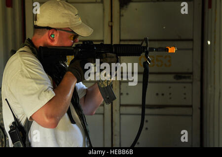 US Army Staff Sgt Greg Small, Company C, 114. Infanterie nimmt Ziel während eines Trainings auf Fort AP Hill, VA., 22.Juli. Kleine sagt "Es ist wichtig, die Situation zu machen, so realistisch wie möglich Stress vorzustellen. Stockfoto