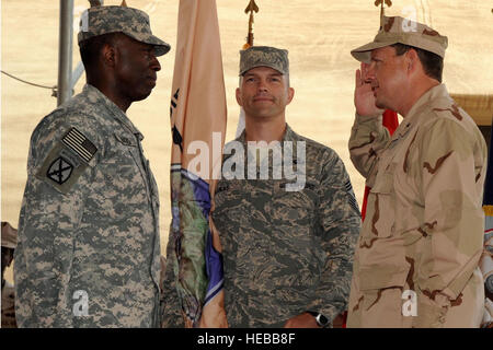 US Navy Rear Admiral Anthony M. Kurta (rechts) verleiht seinen ersten Gruß als Kommandant der kombiniert Joint Task Force-Horn von Afrika US Army General William E. Ward Kommandeur des US Africa Command während die CJTF-HOA Change of Command hier auf Camp Lemonier, Dschibuti auf 5. Februar 2009. Stockfoto