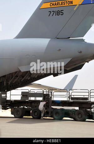 Lufttransport Flieger aus der 380. Expeditionary Logistics Readiness-Staffel Air Terminal Operations Center arbeiten an der Flightline bei Eingriffen für die 380. Air Expeditionary Wing an einer nicht offengelegt Basis in Südwestasien am 19. Mai 2010. 380. AEW unterstützt Operationen Operation Iraqi Freedom und Enduring Freedom und die kombinierte gemeinsame Task Force-Horn von Afrika. Alle air Transport, die Flieger im Einsatz mit der 380. AEW vom 89. Antenne Port-Geschwader auf gemeinsamer Basis Andrews, Maryland (U.S. Air Force Photo/Master Sgt. Scott T. Sturkol bereitgestellt werden Stockfoto