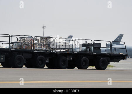 Ein Lufttransport Flieger von der 380. Expeditionary Logistics Readiness-Staffel Air Terminal Operations Center fährt einen 60.000-Pfund-fähigen Flugzeug Loader, ein Flugzeug während des Betriebs für die 380. Air Expeditionary Wing an einer nicht offengelegt Basis in Südwestasien, Mai 19 zu entladen. 380. AEW unterstützt Operationen Operation Iraqi Freedom und Enduring Freedom und die kombinierte gemeinsame Task Force-Horn von Afrika. Alle air Transport, die Flieger im Einsatz mit der 380. AEW vom 89. Antenne Port-Geschwader auf gemeinsamer Basis Andrews, MD. bereitgestellt werden Stockfoto