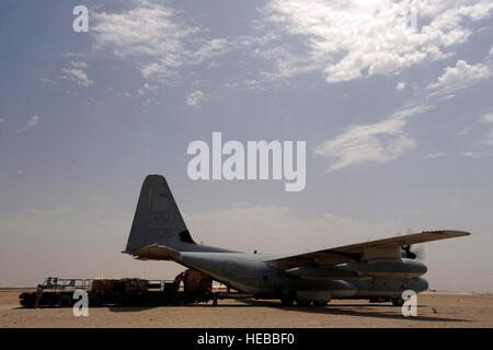 Antenne zur 451st Expeditionary Logistik Bereitschaft Squadron versetzt, Abteilung 1, Träger laden Paletten auf eine ausgehende c-130 Hercules mit einem 60 K-Lader, 15. April um Camp Bastion, Afghanistan. "Ohne Frage wir einige der schärfsten Flieger in der Air Force hier auf Bastion, haben", sagte Master Sgt. Jeff Powell, 451st ELRS Superintendent von Pope Air Force Base eingesetzt. "sie sind begeistert von ihrer täglichen Arbeit zu tun und sie lernen über die Hände auf Staats-und Regierungschefs. In diesem Tempo Operationen haben wir nicht viel Zeit, um jeden Flieger mentor, aber diese Jungs sind motiviert, so gut sein wie t Stockfoto