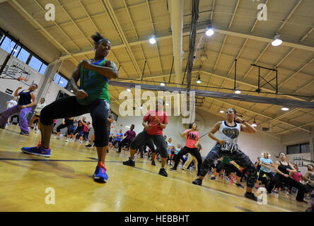 Capt Latasha Westfall, eine examinierte Krankenschwester für die Family Residency Medical Clinic auf der Eglin Air Force Base, Florida, und Hurlburt Fitness-Trainer, führt die Teilnehmer in verschiedenen Workout-Routinen im Aderholt-Fitness-Center auf Hurlburt Field, Florida, 26. Januar 2014. Die Aerobathon bot den Teilnehmern eine andere Erfahrung von einem typischen Workout-Routine. (US Air Force Photo / Staff Sgt. John Bainter) Stockfoto