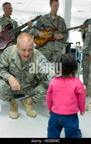 BAGRAM AIR FIELD, Afghanistan--Master Sgt. Ryan Carson, männliche Sänger für US Air Forces Central Band "Yuma", singt zu einem afghanischen Kind hier Okt. 7. Die Band spielte bei der Task Force Medical Moral zu steigern und fördern ihre Funktion Show später in dieser Woche.  Kapitän Thomas Wenz Stockfoto