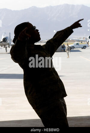 BAGRAM AIR FIELD, Afghanistan--Master Sgt. Regina Coonrod, Lead-Sängerin für US Air Forces Central Band "Yuma", schlägt eine Pose singen auf der Flightline hier Okt. 8. Yuma Auftritte in Bagram Air Field, Moral zu stärken und zu fördern ihre Funktion Show gab die folgenden Freitag.  Kapitän Thomas Wenz Stockfoto