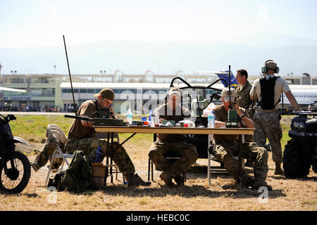 Bekämpfung der Controller vom 23. spezielle Taktiken Geschwader, Hurlburt Field, Florida, sprechen Sie mit Flugzeuge Kreisen der Port Au Prince International Airport. In den ersten Tagen der Operation Unified Response Luft ähnelten Operationen der Berliner Luftbrücke Flugzeuge landen alle fünf Minuten. Flugzeuge aus aller Welt fliegen in und out zur humanitären Hilfe und der Transport von Personen aus der Haiti in der Folge des verheerenden Erdbebens abgeben, die das Land 12. Januar 2010 geschlagen. (US Air Force Foto/Staff Sgt. Desiree N. Palacios) Stockfoto