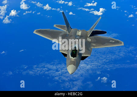 Ein US-Air Force f-22 Raptor zugewiesen zum 90. Fighter Squadron, Elmendorf Air Force Base, Alaska, fliegt in der Nähe von Guam, 16. Februar 2010. (Foto: U.S. Air Force Staff Sgt Jacob N. Bailey / veröffentlicht) Stockfoto