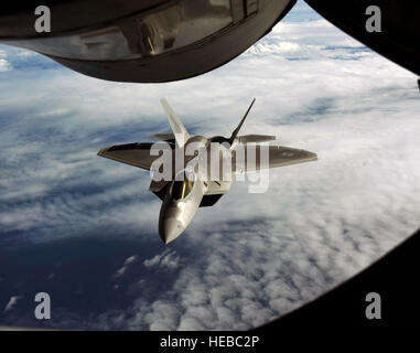 Ein US-Air Force f-22 Raptor, 90. Fighter Squadron, Elmendorf Air Force Base in Alaska, zugewiesen erhält Kraftstoff von einer KC-135 Stratotanker zugewiesen der 465 Luft tanken Squadron, Tinker AFB, Oklahoma, in der Nähe von Guam, 17. Februar 2010. (Foto: U.S. Air Force Staff Sgt Andy M. Kin / veröffentlicht) Stockfoto