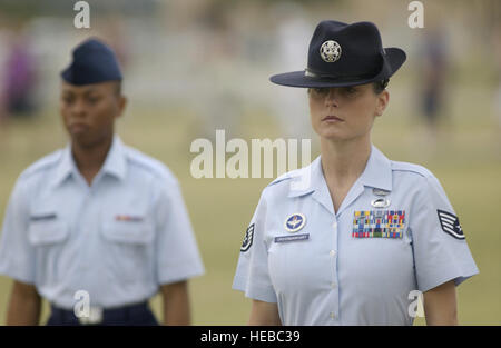 LACKLAND AIR FORCE BASE, Texas: Staff Sgt Michelle Crossmanhart steht stramm während ein Rite des Durchganges von alle eingetragenen Airmen--die militärische Grundausbildung Graduierung Parade geteilt.  Die Parade der 15 Staffeln markierte das Ende der sechs Wochen Ausbildungszeit für etwa 750 der neuesten Flieger.  Sergeant Crossmanhart ist eine militärische Ausbildung Lehrer mit 323rd Training Squadron.  (Foto: U.S. Air Force Master Sgt. Ken Wright) Stockfoto