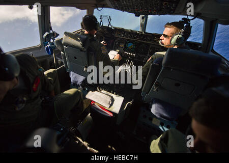 US Air Force Captain Brian Pollock, 535th Air Lift Squadron, c-17 Globemaster III Pilot, fliegt ein Kampftraining in den Pohakuloa Trainingsbereich (PTA) Hawaii, 26. Juli 2012, zur Unterstützung der Rand des Pazifik (RIMPAC) Übung 2012. Zweiundzwanzig Nationen, mehr als 40 Schiffe und u-Boote, mehr als 200 Flugzeugen und 25.000 Mitarbeiter beteiligen sich an RIMPAC Übung vom 29. Juni bis 3. August in und rund um die Inseln von Hawaii. Der weltweit größte internationale maritime Übung RIMPAC bietet eine einzigartige Trainingsmöglichkeit, die hilft den Teilnehmern zu fördern und unterstützen die Kooperationsbeziehungen t Stockfoto