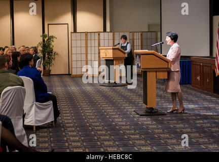 Pensionierter Generalmajor Keiko Kashihara, Recht, der ersten weiblichen aktiven Dienst Japan Air Self-Defense Force General Officer, spricht für die Teilnehmer an der Frauen History Month Mittagessen 4. April 2014, auf der Yokota Air Base, Japan. Kashiahara wurde von Caroline Kennedy, US-Botschafter in Japan, als Gastredner bei der Veranstaltung verbunden. (US Air Force Foto von Senior Airman Desiree Economides/freigegeben) Stockfoto