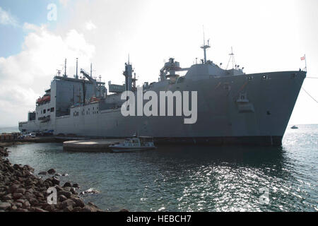 Hafen von DJIBOUTI, Djibouti (9. Mai 2012) – USNS Carl Brashear Docks am Hafen hier Mai 9.. US-Militärpersonal zur Verfügung gestellt eines Rundgang durch das Schiff zu Combined Joint Task Force – Horn von Afrika multinationale Koalition Offiziere zu helfen, ein besseres Verständnis der US Navy Operationen. Brashear ist ein Lewis und Clark-Klasse aux trocken Frachter benannt zu Ehren des U.S. Navy Master Chief Petty Officer Carl M. Brashear, der erste afro-amerikanische Meistertaucher und erste US Navy Taucher auf volle Aktivaufgabe Service als einen Amputierten wiederhergestellt werden. CJTF-HOA Koalition Offiziere arbeiten neben ihrer US-Länder Stockfoto