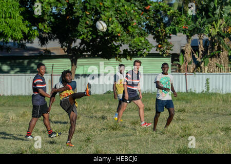 Rabaul, Papua-Neuguinea (7. Juli 2015) Rugbyspieler von Rabaul Redskins und Lazarettschiff USNS Mercy (T-AH 19) spielen ein Rugby-Spiel am technischen Gymnasium Malaguna Pazifischen Partnerschaft 2015. Die Teams unterhalten Rugby-Fans aus der Region mit dem Gedränge-Match. Barmherzigkeit ist derzeit in Papua-Neu-Guinea für seine zweite Mission Hafen PP15. Pazifische Partnerschaft ist in seiner 10. Iteration und ist die größte jährliche multilaterale humanitäre Hilfe und Disaster Preparedness Hilfsmission in der Indo-Asien-Pazifik-Region durchgeführt. Während der Ausbildung für Krisenbedingungen Stockfoto