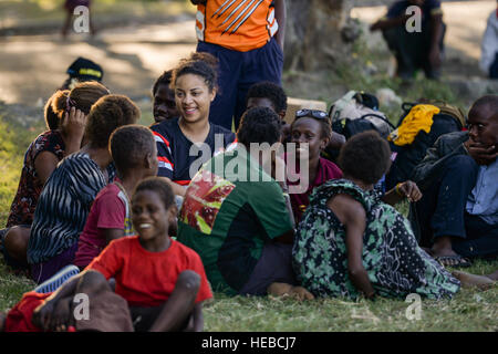 Rabaul, Papua-Neuguinea (7. Juli 2015) Navy Lt. Candice Vanalstyne (Mitte links) mit Zerstörer Geschwader 9 Gespräche mit Zuschauern bei einem Rugby-Spiel am technischen Gymnasium Malaguna Pazifischen Partnerschaft 2015. Die Rabaul Redskins und Spieler aus dem Lazarettschiff USNS Mercy (T-AH 19) unterhalten Rugby-Fans aus der Region mit der Angriffslinie. Barmherzigkeit ist derzeit in Papua-Neu-Guinea für seine zweite Mission Hafen PP15. Pazifische Partnerschaft ist in seiner 10. Iteration und ist die größte jährliche multilaterale humanitäre Hilfe und Disaster Preparedness Hilfsmission in durchgeführt Stockfoto