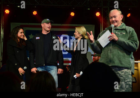 Vorsitzender der Joint Chiefs Of Staff Army General Martin E. Dempsey spricht bei einem USO Urlaub Truppe besuchen Sie auf der Royal Air Force Mildenhall, England, 10. Dezember 2014. Der Besuch war Teil einer USO-Tradition, mit Führungskräften und Promi-Entertainer, Soldaten, die während der Ferien im Ausland zu besuchen. (US Air Force Foto von Senior Airman Erin O' Shea/freigegeben) Stockfoto