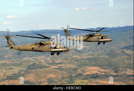 Ein paar der UH-60 Black Hawk Hubschrauber, Joint Task Force-Bravo 1-228. Aviation Regiment Kreuzfahrt über die honduranische Landschaft, 12. Februar 2014 zugewiesen. Die beiden Flugzeuge waren eine Delegation von mehreren US-Transport und honduranische unterschieden Besucher, einschließlich US Marine Corps General John F. Kelly, Commander, US Southern Command und US-Botschafter in Honduras Lisa Kubiske, Besuche in mehreren honduranischen Militäreinrichtungen im ganzen Land. (Foto: U.S. Air Force Captain Zach Anderson) Stockfoto