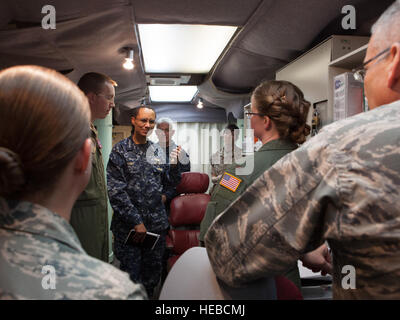 U.S. Navy Admiral Cecil D. Haney, US Strategic Command Kommandeur, beschreibt Operationen der Rakete beim Start Kontrollzentrum in Nebraska, während seines Besuchs mit Flieger vom Z.B. Warren Air Force Base, Wyoming, 27. April 2015. Haney reiste nach Z.B. Warren aus erster Hand sehen die Männer und Frauen, die Durchführung der ICBM mission 24/7, 365, und Stuhl der Interkontinentalrakete Stakeholder Meeting eines mehrere solche treffen, die in diesem Jahr stattfinden wird. USSTRATCOM ist einer der neun DOD unified Combatant Befehle und ist mit strategischen Abschreckung berechnet; Raumflugbetrieb; Cyberspace Operationen; Jo Stockfoto