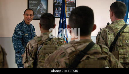 U.S. Marine Admiral Cecil D. Haney, US Strategic Command Kommandeur spricht zum 90. Rakete Sicherheit Kräfte Squadron Flieger über die Bedeutung ihrer Mission 28. April 2015, während eines Besuchs in Z.B. Warren Air Force Base, Wyoming Haney gereist, um Z.B. Warren aus erster Hand sehen die Männer und Frauen, die Durchführung der ICBM mission 24/7, 365, und Stuhl Interkontinentalrakete Stakeholder meeting , einer der mehrere solche treffen, die in diesem Jahr stattfinden wird. USSTRATCOM ist einer der neun DOD unified Combatant Befehle und ist mit strategischen Abschreckung berechnet; Raumflugbetrieb; Cyberspace Operationen; Stockfoto