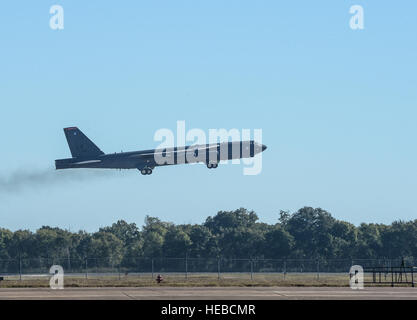 Eine b-52 Stratofortress ergreift die Flucht von Barksdale Air Force Base, Louisiana, 22. Oktober 2016, zur Unterstützung der globalen Thunder 17 ausüben. Globale Thunder 17 ist eine jährliche US Strategic Command geförderte Gefechtsstand und Feld Trainingsübung entwickelt Ausbildungsmöglichkeiten zur Verfügung zu stellen und zu testen und überprüfen von Führungs- und operative Verfahren. AFGSC unterstützt US Strategic Command global Strike und nukleare Abschreckung Missionen mit strategischen Vermögenswerten, einschließlich Bomber wie die b-52 und b-2, gewährleisten eine sichere, wirksame und abschreckende Kraft. Globale Donner ist eine jährliche USSTR Stockfoto