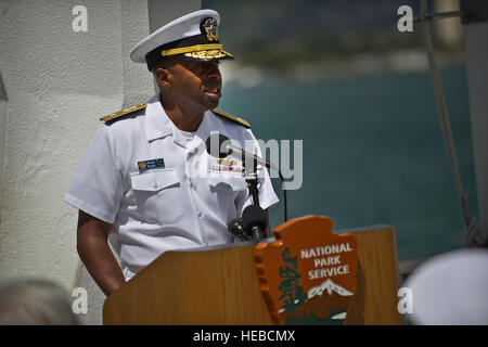 U.S. Navy Rear Admiral Frank Ponds, Kommandeur der Marine Region Hawaii und dem Naval Oberfläche Gruppe mittleren Pazifik, hält eine Rede 27. Mai 2012, während die USS Arizona Memorial 50. Jahrestag Gedenkfeier auf der USS Arizona Memorial in Honolulu, Hawaii. Im Jahr 1962 eingeweihte Denkmal am Memorial Day. Seit seiner Erbauung hat das Denkmal stand, als ein Ort, um die Tragödie erinnern und die Toten zu Ehren. Stockfoto