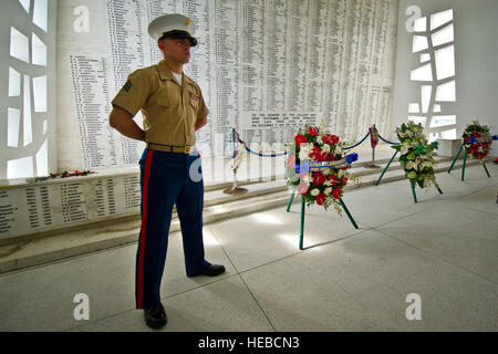 Ein US-Marine Parade ruht im Altarraum der USS Arizona Memorial steht 27. Mai 2012, während die USS Arizona Memorial 50. Jahrestag Gedenkfeier in Honolulu, Hawaii. Das USS Arizona Memorial wurde am Memorial Day im Jahr 1962 eingeweiht. Seit seiner Erbauung hat das Denkmal stand, als ein Ort, um die Tragödie erinnern und die Toten zu Ehren. Der Altarraum zeigt die Namen der 1.177 Service-Mitglieder, die starben auf der USS Arizona. Stockfoto