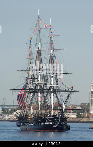 Die USS Constitution Segel vorbei Castle Island im Hafen von Boston während eine Turn-around-Kreuzfahrt für mehr als 70 Ehrenmedaille Empfänger Sept. 30.  Die Verfassung ist das älteste beauftragte Kriegsschiff flott.  An Bord waren die Ehrenmedaille Empfänger mit einer Medal Of Honor Flag Präsentation geehrt.  Die Medal Of Honor ist das Land höchste militärische Auszeichnung, für die Taten der Tapferkeit jenseits der Call of Duty.  (US Navy Foto/Janice Abate) Stockfoto