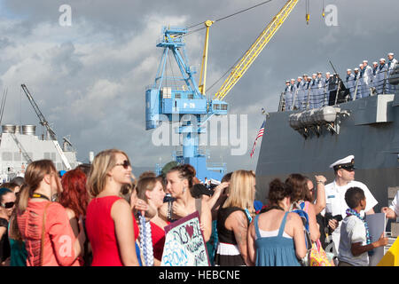 US Navy Matrosen, der Arleigh-Burke-Klasse geführte Flugkörper Zerstörer USS Halsey zugewiesen von einem sieben-Monats-Bereitstellung in den westlichen Pazifik zurück und warten, um mit Freunden und Familie wieder zu vereinen, 5. Januar 2015, bei gemeinsamen Basis Pearl Harbor-Hickam, Hawaii. Die fast 280 Matrosen, die USS Halsey zugewiesen durchgeführt verschiedenen Theater-Sicherheits-Operationen, Bereitschaft Training, Community Relations-Projekte, Escort Unterstützung und Wohlwollen Aktivitäten mit Partnernationen während ihres Einsatzes in den westlichen Pazifik. (Foto: U.S. Air Force Staff Sgt Christopher Hubenthal) Stockfoto