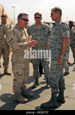 U.S. Navy Captain Kevin Bertelsen, links, Camp Lemonier Kommandierender Offizier und US Air Force Colonel David Harris, 449th Air Expeditionary Gruppenkommandant, begrüßen US Air Force General William H. Fraser III, US Transportation Command Kommandeur nach Camp Lemonier, Djibouti, 19. August 2012. Fraser besucht Camp Lemonier für eine Einführung, die kombiniert Joint Task Force - Horn von Afrika-Mission. Stockfoto