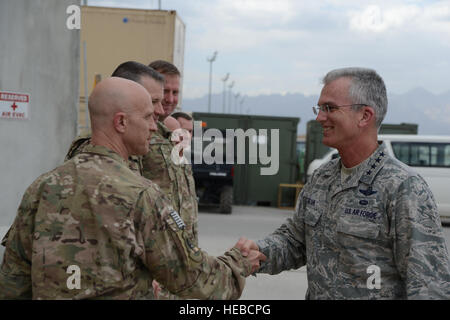 US Air Force General Paul J. Selva, United States Transportation Command Kommandeur schüttelt Hände mit US Air Force Colonel Robert S. Jobe, 455. Expeditionary Betriebsgruppe Kommandant bei der Ankunft in der 455. Expeditionary Aeromedical Evakuierung-Geschwader in Bagram Air Field, Afghanistan 10. Juli 2014. Selva sprach mit dem Team über die Zukunft der Flugmedizin und gestellte Mitglieder über ihre Sorgen in ihrem Berufsfeld. (US Air Force Foto von Master Sgt. Cohen A. Young/freigegeben) Stockfoto